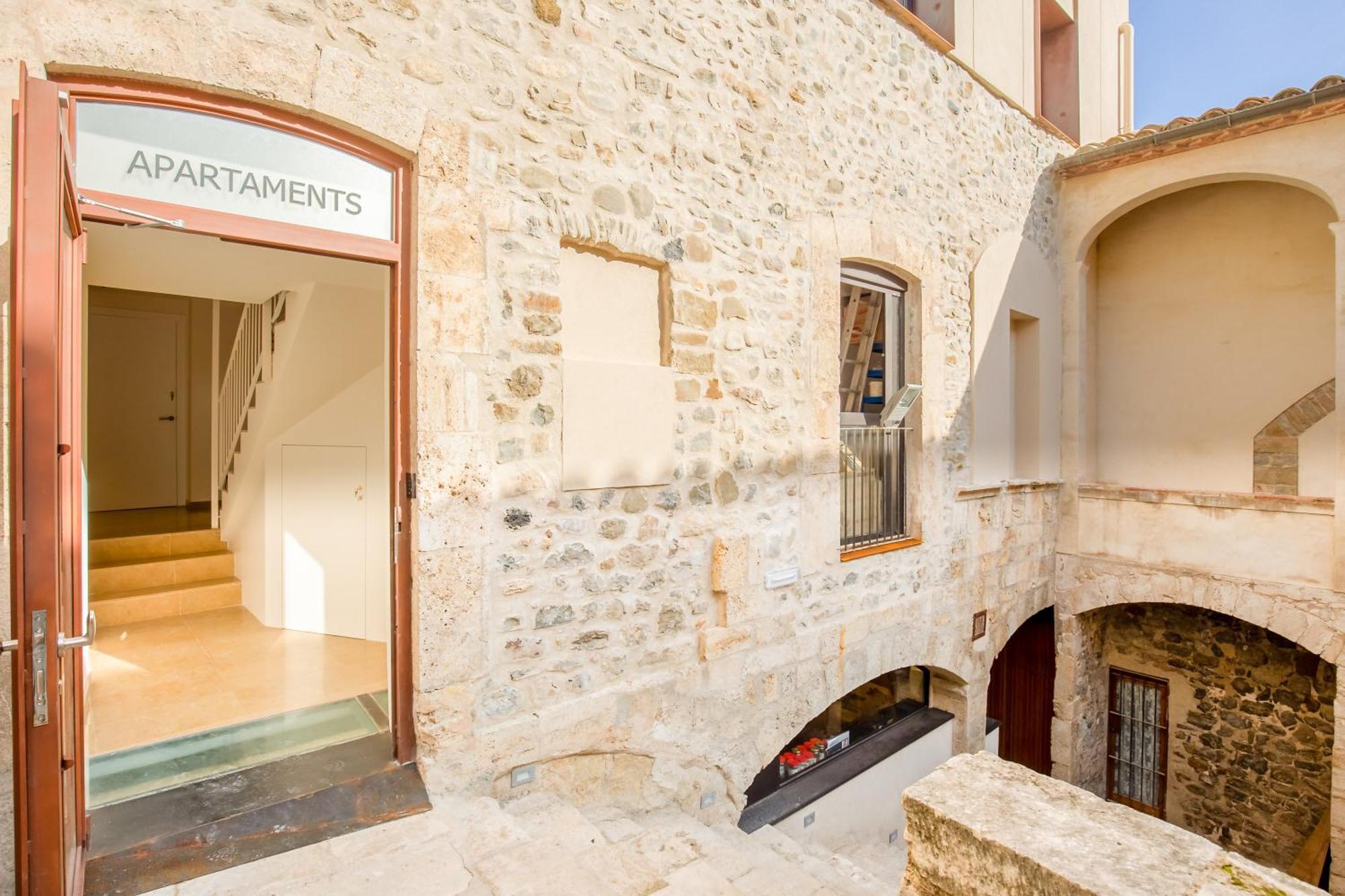 Besalu 21 New stylish apt on Plaça Llibertat Exterior foto